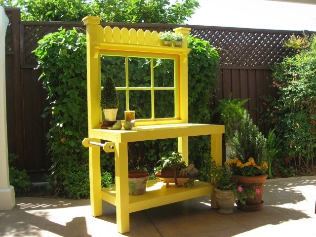 Växtbord för trädgården gul färg accent perfekt