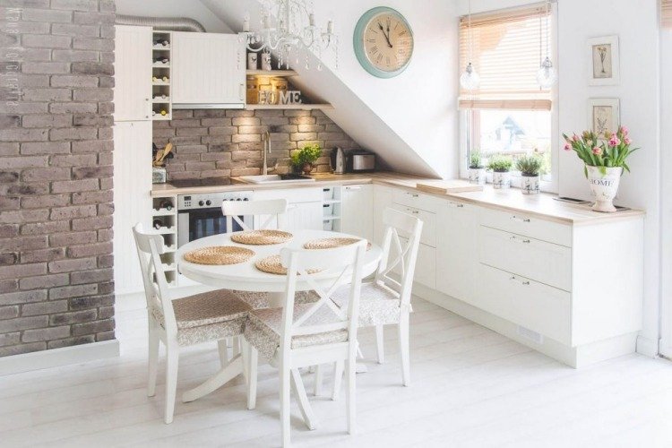 litet-kök-dachschrage- matbord runt vitt-grått-lanthus-skandinaviskt
