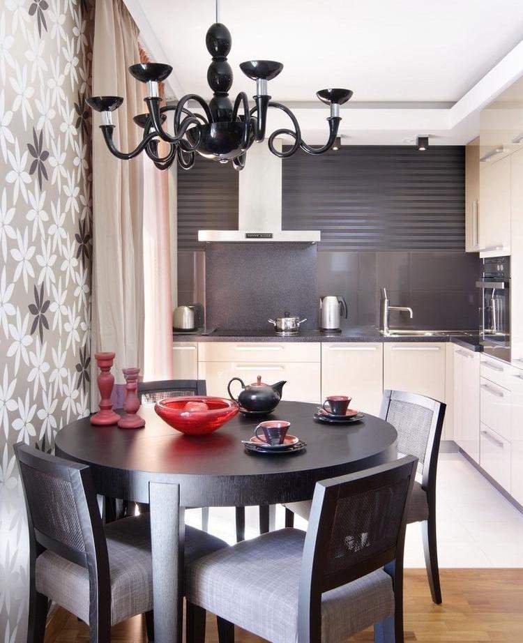 litet-kök-matsal-hörn-grädde-högblank-fronter-grå-bak vägg-matbord-rund-svart