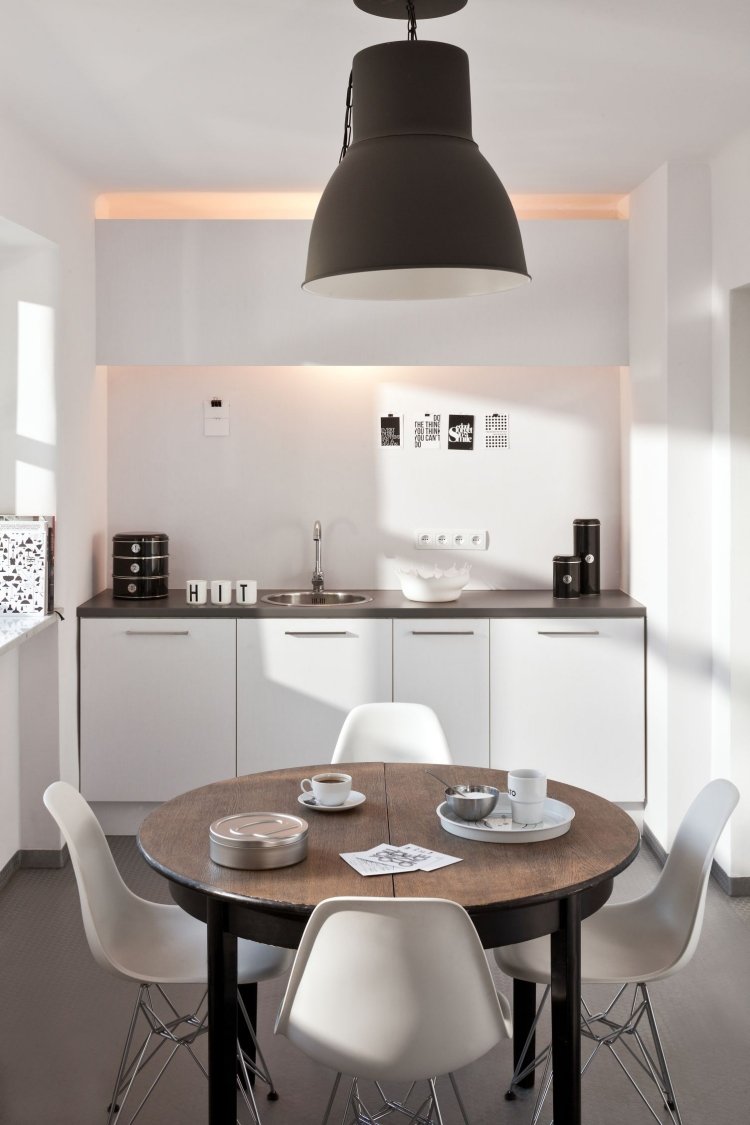 matbord runt utdragbart-trä-litet-kök-rad-vit-indirekt-belysning