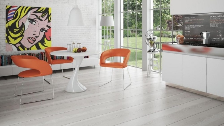 matbord-rund-vit-orange-stolar-modern-inredning