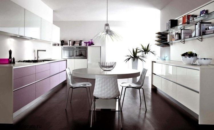 modernt-kök-högglans-vitt-lila-runt matbord