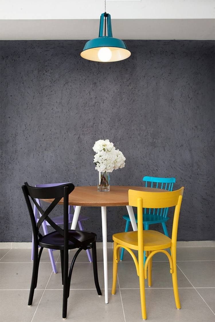 matbord-runt-små-trä-bord-stolar-färgglada-färg-hängande lampa