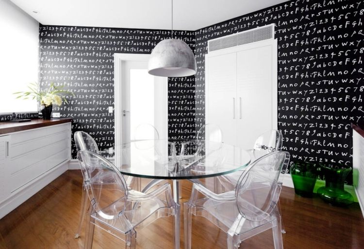 matbord-rund-liten lägenhet-transparent-bord-stolar-vägg-färg-svart-vit