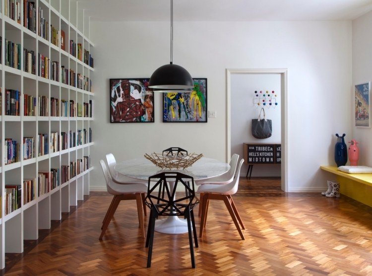 matbord-runda-oval-marmor-stolar-skal-skandinavisk-design-parkett-golv-biblioteksvägg