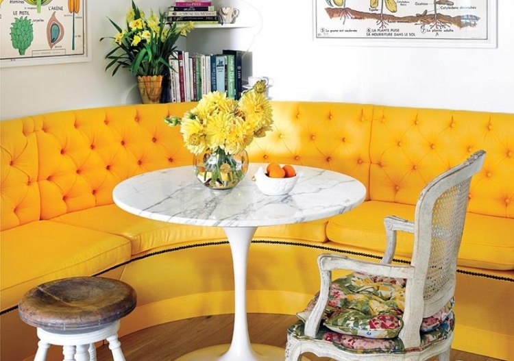 matbord-runt-sittplatser-liten-lägenhet-gul-klädsel-tovad