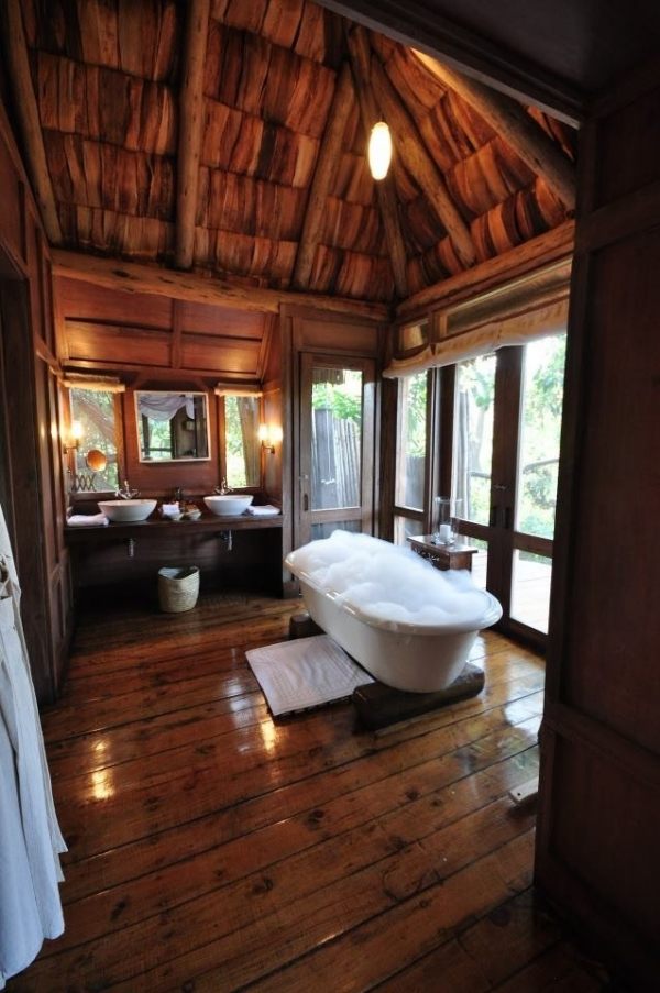 Trä i badrums tak golvbeläggningar badkar keramik