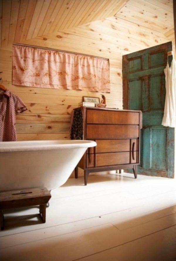 badrum med sluttande tak-vintage dörr-trä panel