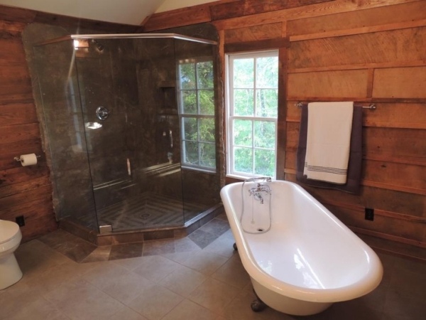 Trä väggbeklädnad-badrum fristående badkar-duschkabin