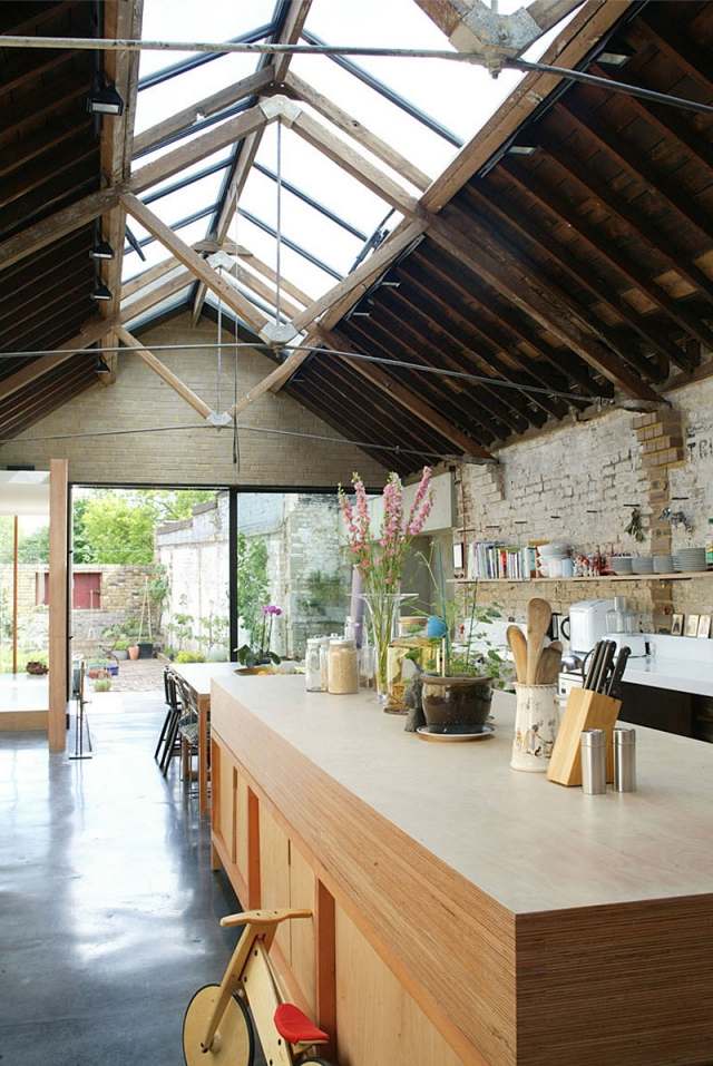 Gaveltakhus i london exponerade takbjälkar glas kök
