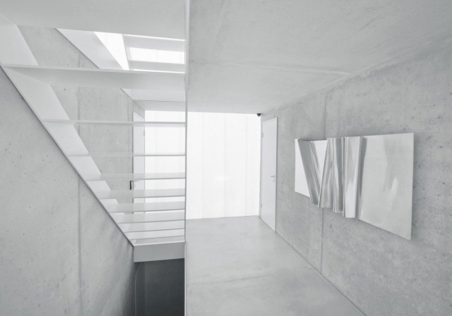 minimalistisk-vit-interiör-arkitektur-trappa-vägg-dekoration