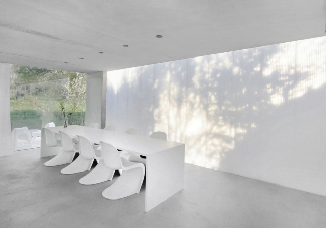 hus-minimalistisk-vit-interiör-design-matplats