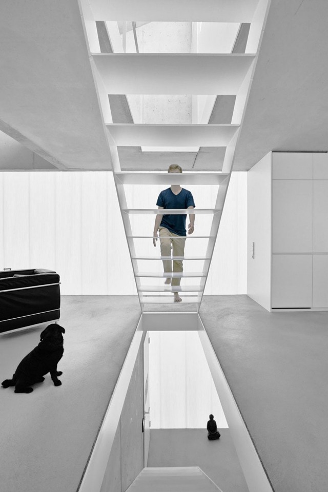 hus-minimalistisk-inredning-ren-vit-trappa