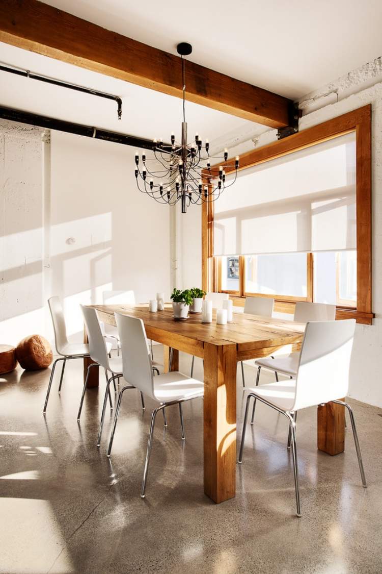 matplats-massivt trä-matbord-vit-stolar-svart-ljuskrona-flos-belysning