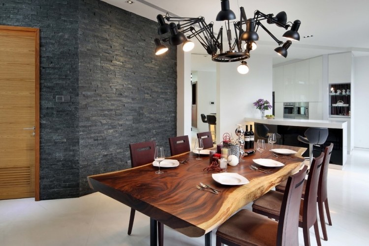 matplats-massivt trä-matbord-bord-grå-sten vägg-ljuskrona-svart