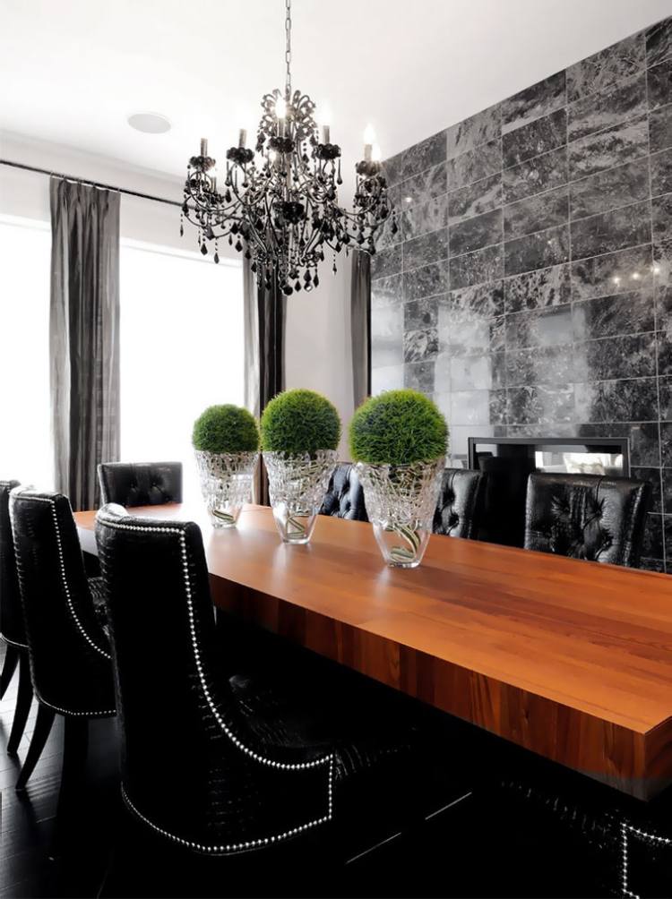 matplats-trä-matbord-bord-svarta stolar svart ljuskrona
