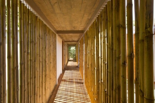 Hus i den tropiska skogen korridoren design-bambu stavar-flotanta