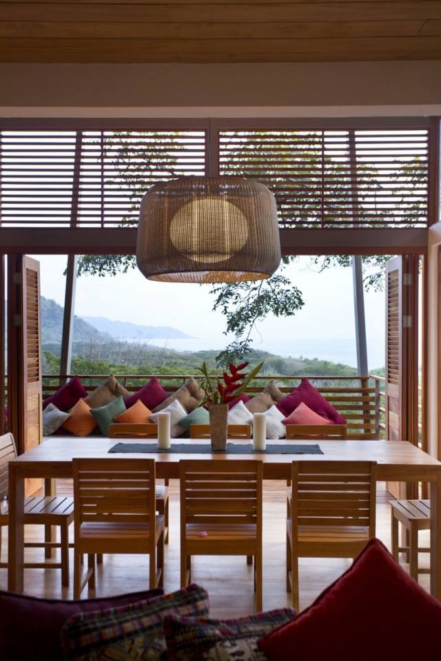 tropiskt hus på sluttningen sitthörna bekväma sittkuddar hängande lampdesign