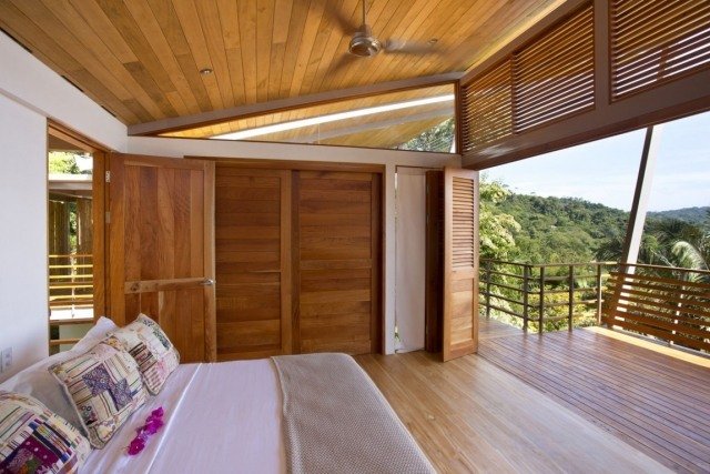 sovrum öppet hus front balkong havsutsikt trä persienner