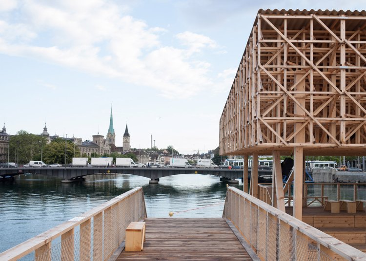 trä-paviljong-sjö-zurich-vy-bro