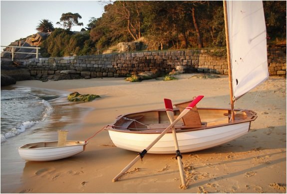 Strand-sand-träd-solnedgång-segelbåt-med-åror