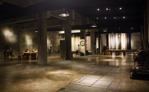 Showroom inredning golv sten betong belysning
