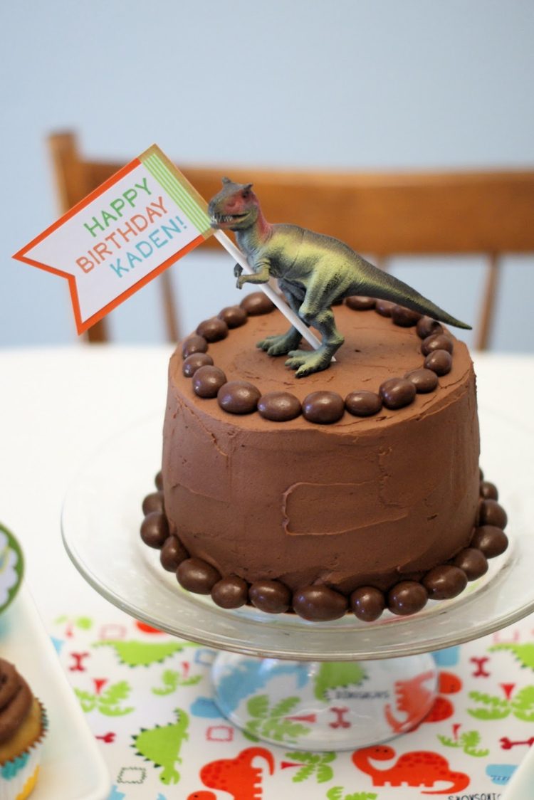 dinosauriekaka för barn födelsedag choklad godis russin leksak