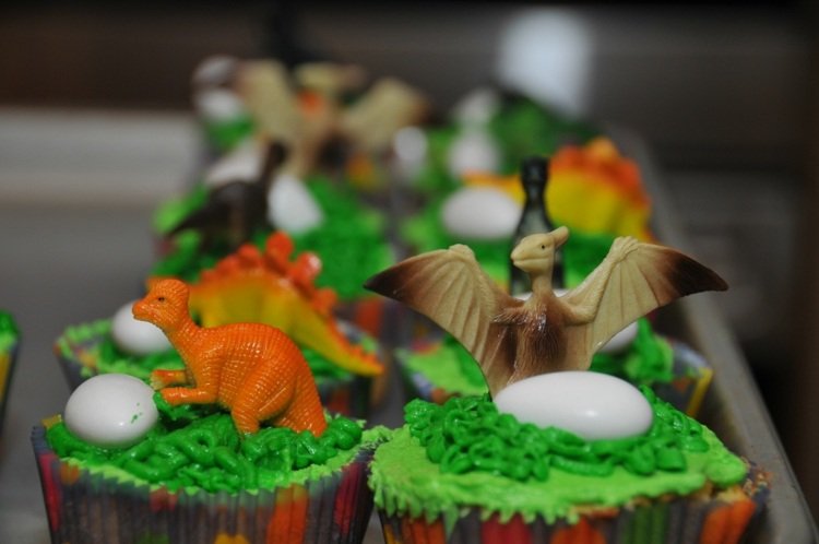 dino cupcakes topper grönt smörkräm dekorationsleksaker