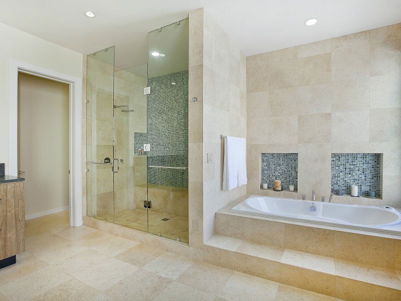 Penthouse Loft badrum design beige kakel glas duschkabin
