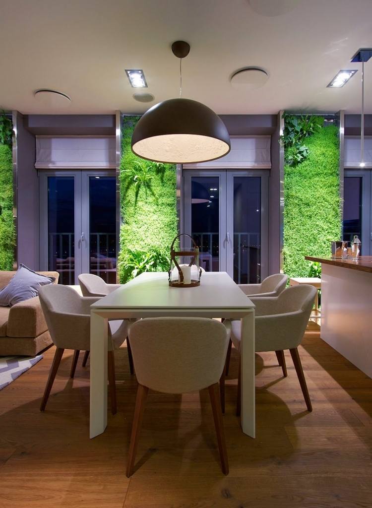 Vertikal trädgård-matrum-trägolv-hängande lampa-fönster-loft-soffdiskar