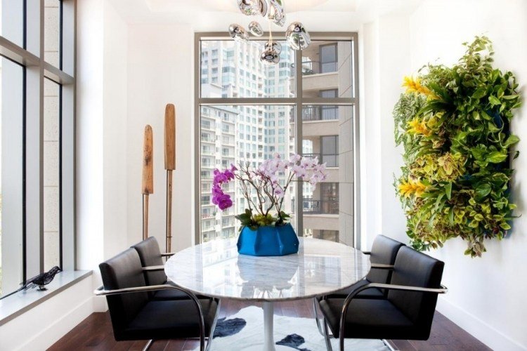 Vertikal trädgård-matsal-stolar-svart-fribärande-bord-rund-marmorskiva