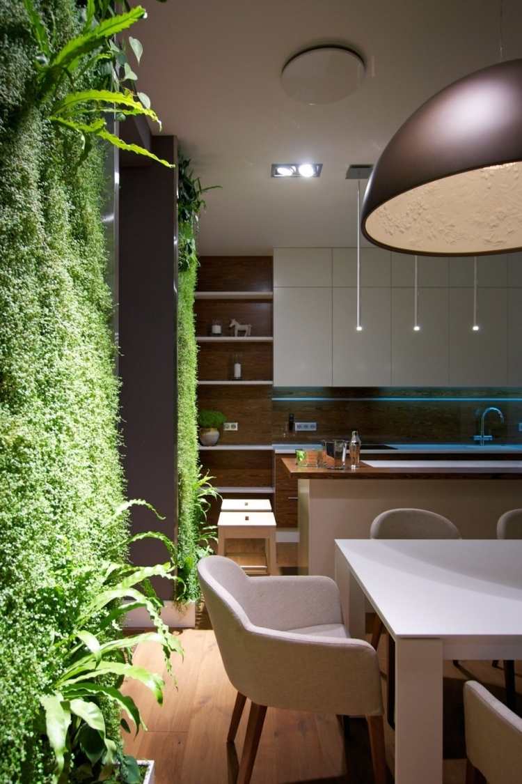 vertikal-trädgård-växter-öppet-kök-matsal-bord-stoppad fåtölj-fläckar-hängande-lampa-svart