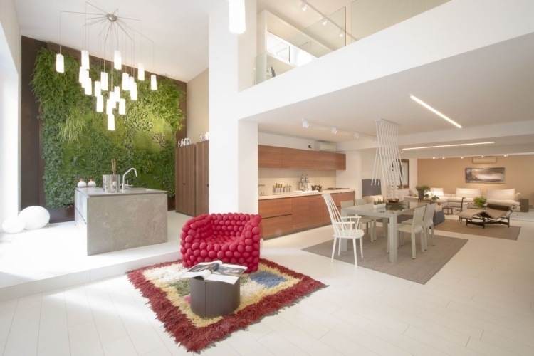 vertikal-trädgård-vit-modern-öppen-planering-matta-fåtölj-extravagant-design-rött-kök-vardagsrum
