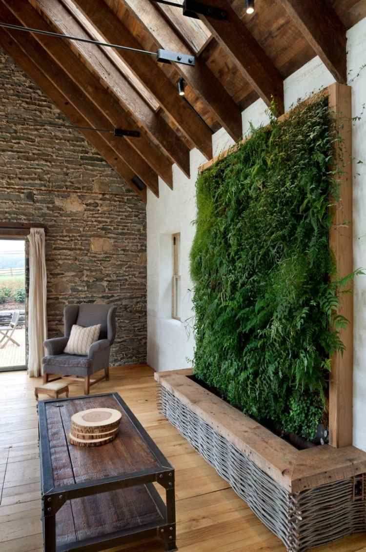 vertikal-trädgård-vardagsrum-rustik-planka golv-sluttande tak-naturstenmur