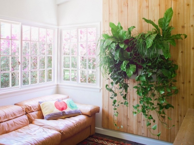 vertikal-trädgård-vardagsrum-läder soffa-karamell färg-gitter fönster-väggpanel-trä-kuddar