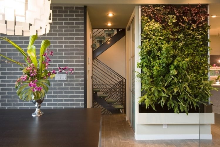 vertikal-trädgård-trappor-tegel-vägg-grå-bord-vas-ljuskrona-öppna-fläckar-kakel-trä-look