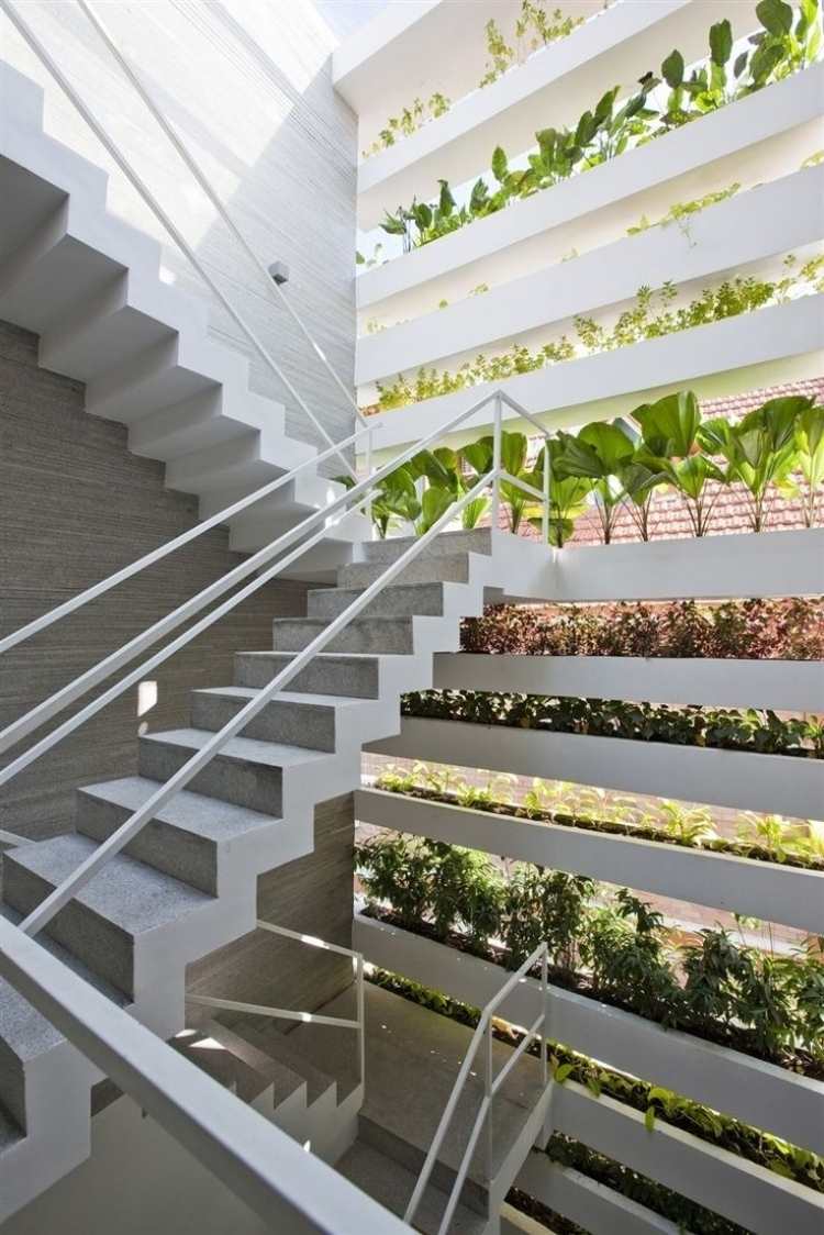 vertikal-trädgård-trappa-ultramoderna-vit-belysning-bakom-glas-fasad-växter