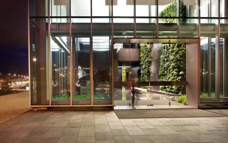 vertikal-trädgård-byggnad-glas-fasad-dörr-interiör-trädgård-modern-arkitektur