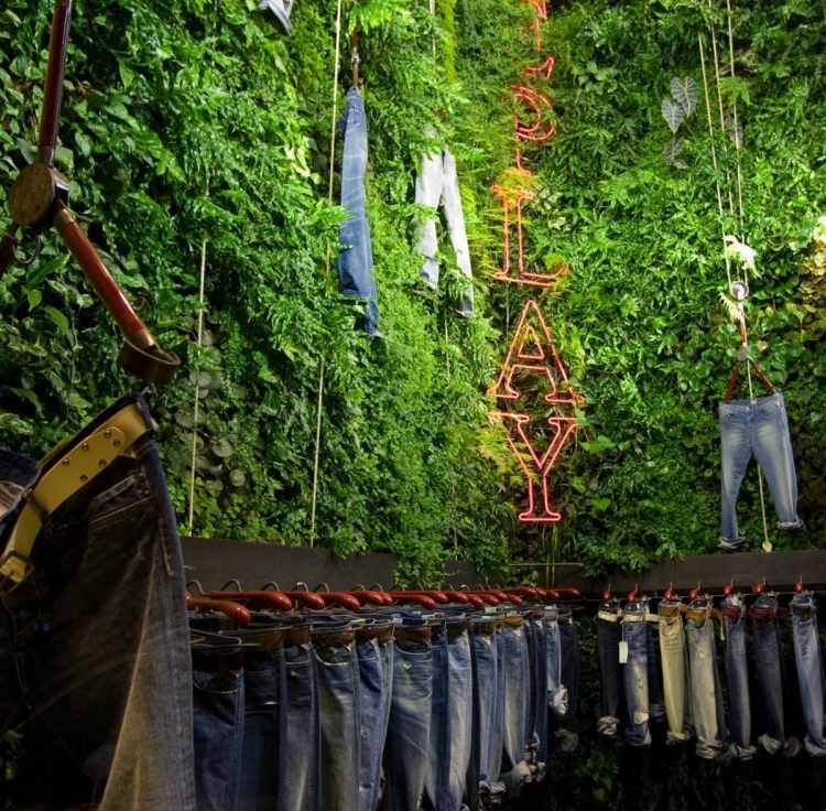 vertikal-trädgård-butik-modern-innovativ-interiör-stå-jeans-repris