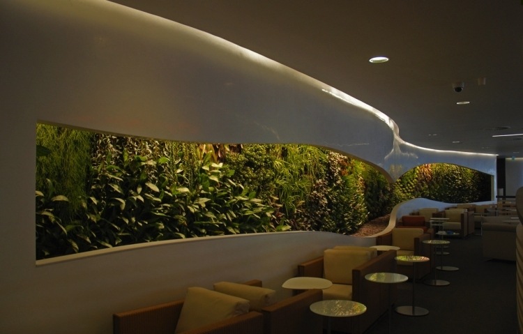 vertikal-trädgård-väggstyrd-fåtölj-bord-belysning-fläckar-café-modern