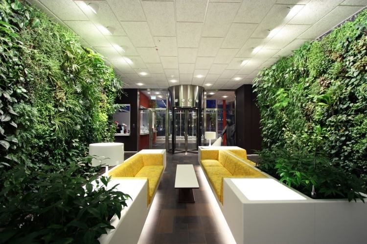 vertikal-trädgård-soffor-gul-klädsel-indirekt-belysning-moderna-lobby-tak-paneler