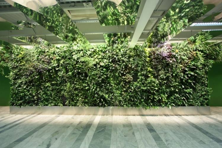 vertikal-trädgård-interiör-trädgård-belysning-marmor-golv-växter-tak-paneler-reflekterande-moderna