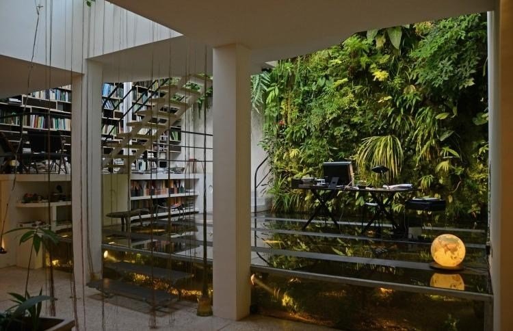 vertikal-trädgård-interiör-trädgård-modern-arkitektur-trappor-arbetsplats-växter-grönska-bibliotek