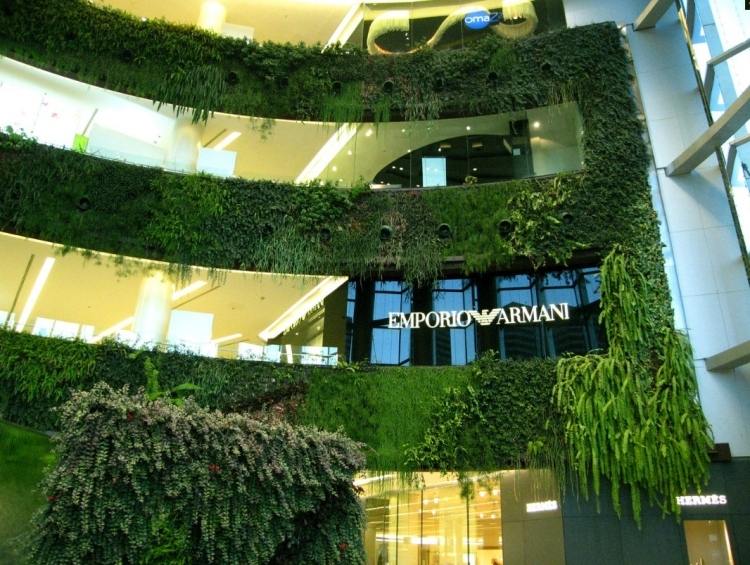 vertikal-trädgård-utomhus-fasad-glas-fronter-modern-arkitektur-armani