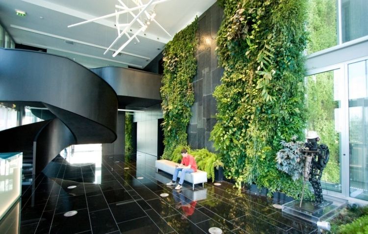 vertikal-trädgård-inomhus-trädgård-trappor-ultramoderna-svarta-golv-fläckar-modern-arkitektur