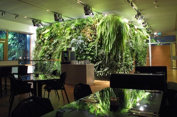 vertikal-trädgård-interiör-interiör-bord-stolar-trägolv-café-spotlights-modern-design