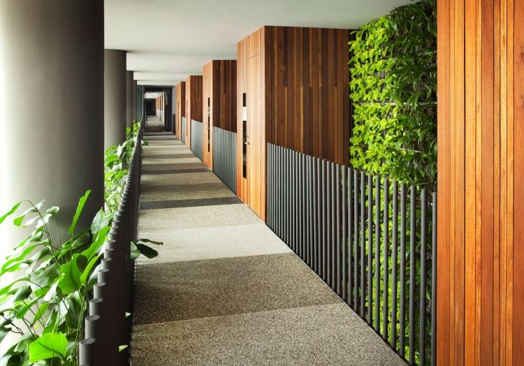vertikal-trädgård-utomhus-korridor-stål-räcken-staebe-trä-betong