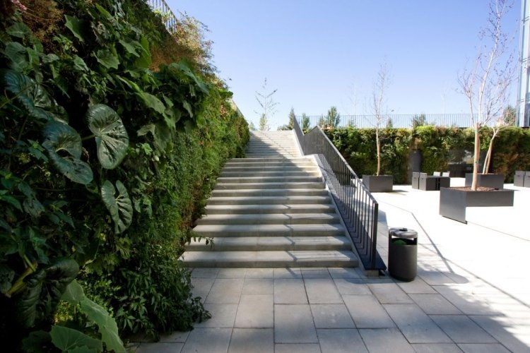 vertikal-trädgård-utomhus-trappor-park-tak-terrass-träd-planter-träd-stålräcke