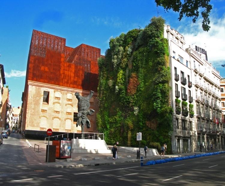 vertikal-trädgård-utomhus-fasad-byggnad-stad-corten stål-gammal-byggnad-modern