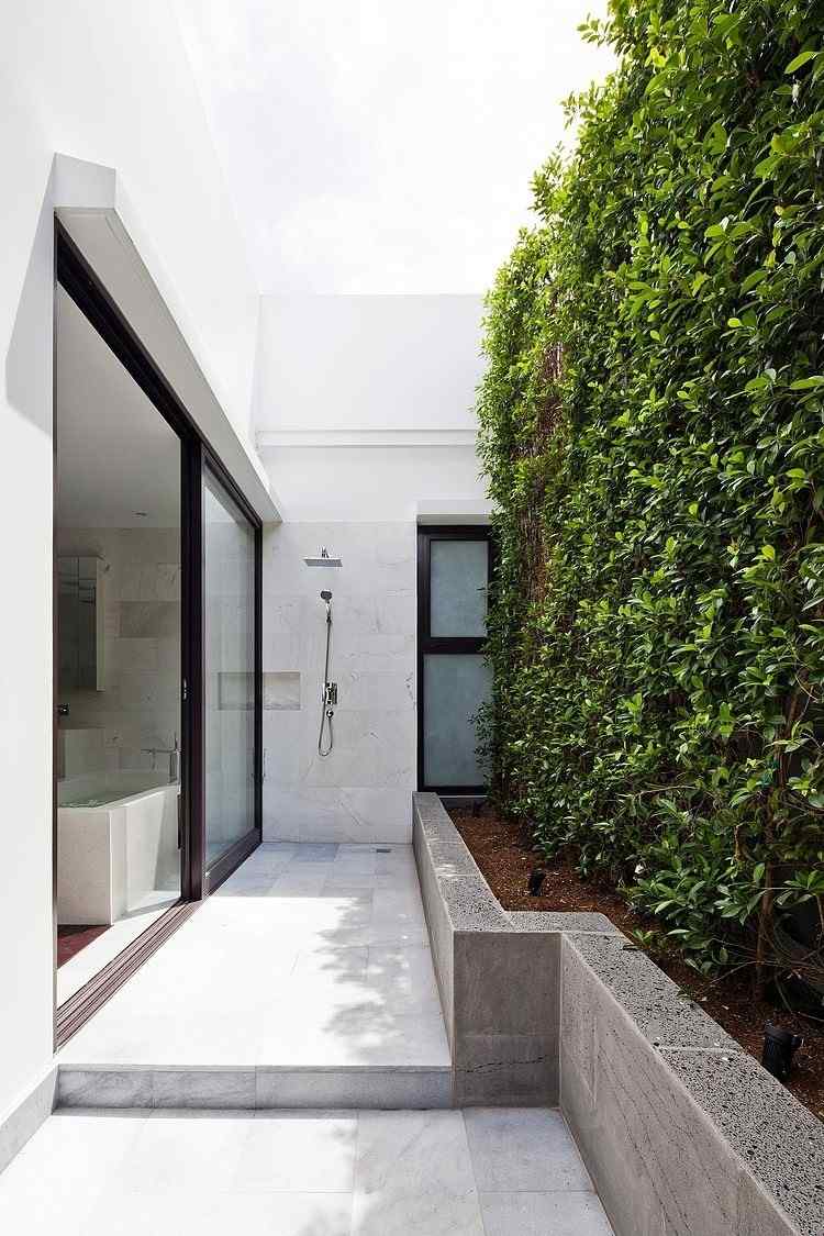 vertikal-trädgård-utomhus-moderna klätterväxter-marmor-betong-sten-altandörrar-trädgårdsdusch-lyx-badrum